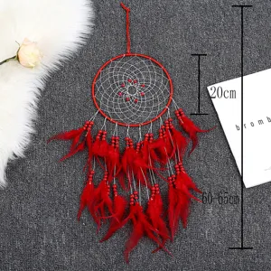 Attrape-rêves mural rouge style bohème avec plumes et perles pour la décoration intérieure.