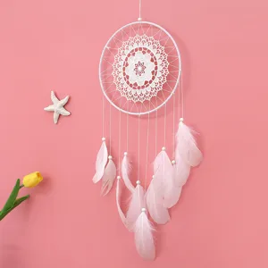 Weisser Traumfaenger mit rosa Federn, elegante handgemachte Wanddeko fuer das Zuhause.