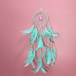 Atrapasueños de pared verde menta hecho a mano con plumas suaves y cuentas para decoración de dormitorio.
