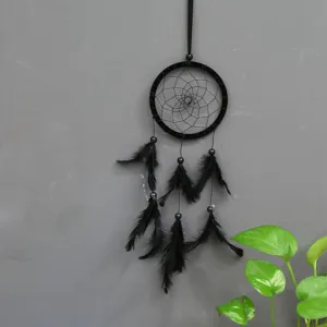 Schwarzer Traumfaenger Wandbehang mit Federn, handgemachte indianische Zimmerdekoration.