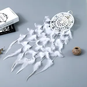 Witte droomvanger detail, delicate kanten webbing en zachte witte veren, perfect om op te hangen.
