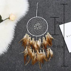Attrape-rêves mural artisanal en plumes blanches avec des perles en bois pour la décoration.