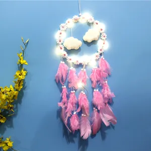 Detailweergave van de roze dromenvanger met LED-verlichting en wolk-vormige bedeltjes
