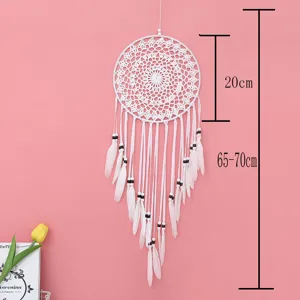 Attrape-rêves mural blanc avec plumes et perles, décoration bohème pour la maison 65cm de long.