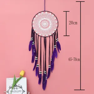 Attrape-rêves mural de style européen avec des plumes violettes et un design en crochet.