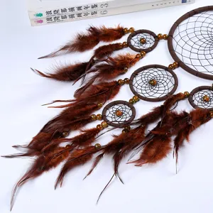 Exquisiter brauner Traumfänger mit fünf Ringen, Federn und Perlen als schöne Wanddekoration.