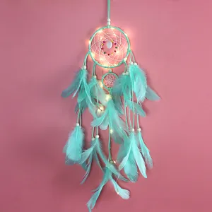 Atrapasueños de plumas verde menta con luces LED, decoración de pared colgante hecha a mano.