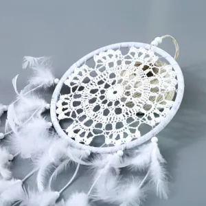 Witte dromenvanger detailopname, handgemaakte veren hangende decoratie voor huwelijk thuis.