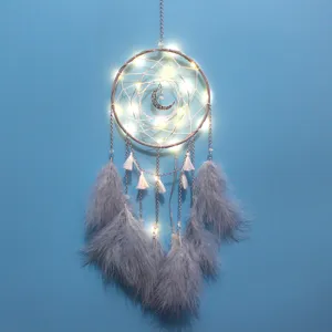 Detailaufnahme des Mond Traumfängers mit Federn und LED Lichtern, schöne Zimmerdeko.