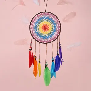 Attrape-reve arc-en-ciel mural fait main avec de jolies plumes colorees pour decoration.