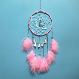 Rosa Mond Traumfaenger Detail mit weissen Federn und stilvoller silberner Metallkette.