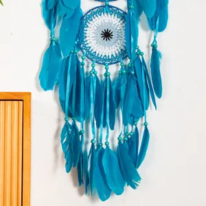 Detailansicht des grossen blauen türkischen bösen Blick Traumdrahtfängers mit weichen Federn.