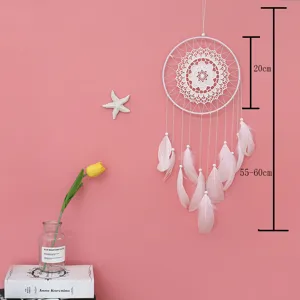 Minimalistischer weißer Spitzen-Traumfänger mit Gänsefedern, elegante Wandbehang-Dekoration.