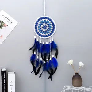 Attrape-rêves bleu et blanc fait main avec plumes pour une décoration murale artistique