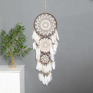 Grande acchiappasogni uncinetto boho con piume bianche e perle di legno decoro muro.