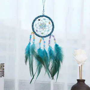 Adorno colgante atrapasueños azul hecho a mano con cuentas coloridas y plumas para la decoración.