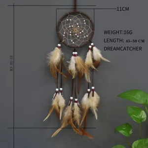Vue détaillée d'un attrape-rêves marron avec plumes montrant les dimensions et le poids.