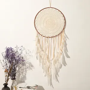 Großer weißer Traumfänger im Boho-Stil mit Federn als elegante Wanddekoration