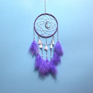 Violetter Traumfänger Wandbehang Detail, Mond Anhänger und flauschige Feder Dekoration.