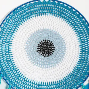 Detaillierte Nahaufnahme des türkischen bösen Blick Traumfängers mit blauem und weißem Häkeldesign.