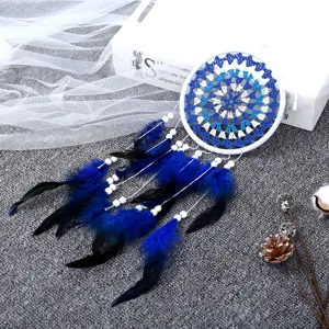 Vue détaillée d'un attrape-rêves bleu et blanc avec plumes vibrantes
