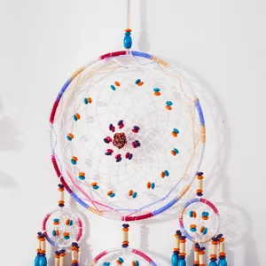 Atrapasueños colorido hecho a mano detalle de pared, decoración boho para dormitorio.