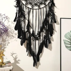 Grote zwarte dromenvanger hangend ornament met veren en kralen voor slaapkamer decor details.
