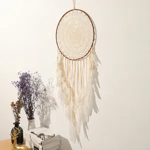 Großer weißer Feder-Traumfänger-Wandbehang für eine böhmische Heimdekoration-Szene