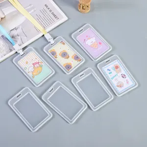 Set di porta badge ID in plastica trasparente con cordino e simpatico design a cartone animato.