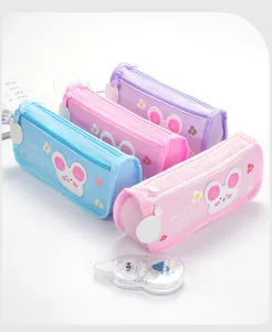Vue détaillée de la trousse multicouche à grande capacité avec un adorable design de dessin animé.