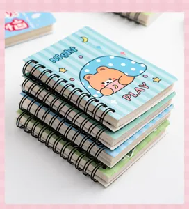 Détail de carnet à spirale de dessin animé mignon avec couvertures colorées reliure fil gros plan.