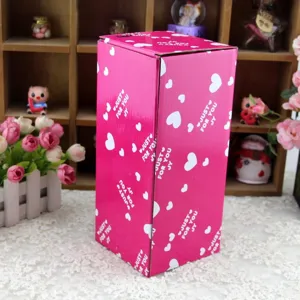 Vista detallada de una caja de regalo rosa con corazones para portavelas decor