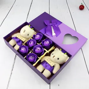 Gros plan d'un coffret cadeau violet avec deux ours en peluche et six roses de savon