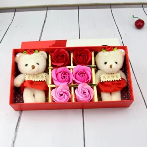Belle boîte cadeau avec deux ours en peluche et des roses de savon roses et rouges décoratives