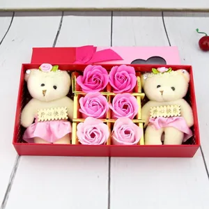 Vue détaillée du joli coffret cadeau avec ours en peluche et roses en savon rose de qualité