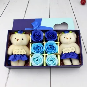 Vue détaillée des roses en savon bleues et des ours en peluche dans le coffret cadeau