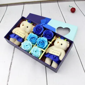 Détail d'un coffret cadeau de roses de savon bleues avec deux oursons en peluche
