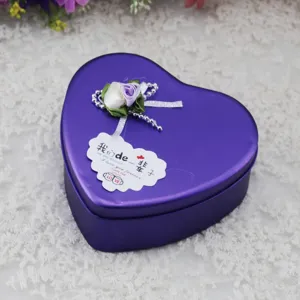 Lila herzförmige Blechdose Geschenkbox mit Stoffrosen und dekorativem Anhänger