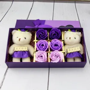 Coffret cadeau créatif avec deux ours en peluche et des roses de savon violettes