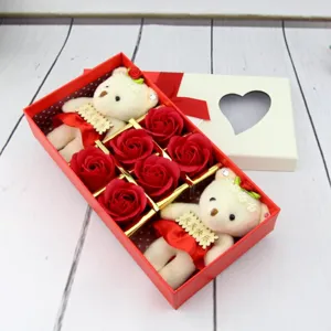 Vue détaillée d'un coffret cadeau rouge avec deux ours en peluche et six roses en savon