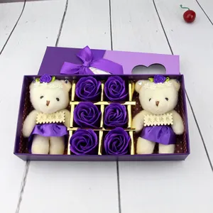 Élégant coffret cadeau violet avec oursons en peluche et roses de savon pour maman