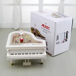 Weiße Klavier-Spieluhr mit rotierender Ballerina-Figur und Originalverpackung.