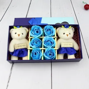Coffret cadeau de roses de savon bleues avec oursons tenant des panneaux I Love You