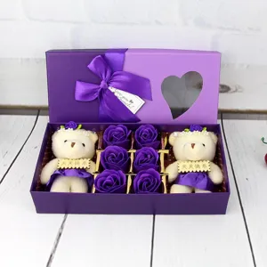 Elegante confezione regalo di rose di sapone viola con due orsetti di peluche per la festa della mamma