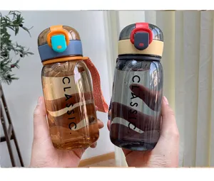 Gedetailleerd overzicht van draagbare plastic waterfles met riem en klassieke opdruk.
