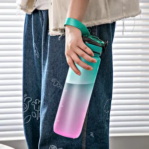 Gourde en plastique dégradée de grande capacité avec sangle et lignes de graduation.