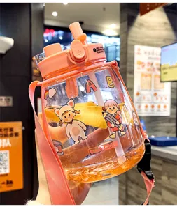 Nahaufnahme der rosa Wasserflasche mit grossem Fassungsvermoegen und bunten Stickern.