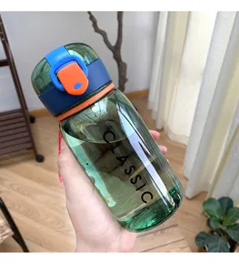 Draagbare kunststof waterfles voor buitensporten, lekvrije fitness drinkbeker met handige draagriem.