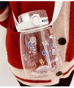 Schöne transparente große Wasserflasche mit Tragegurt, Strohhalm und niedlichen Stickern.