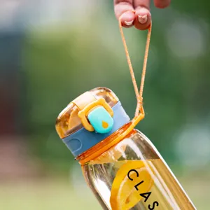 Draagbare plastic waterfles voor buiten sporten fitness en dagelijks hydratatie gebruik.